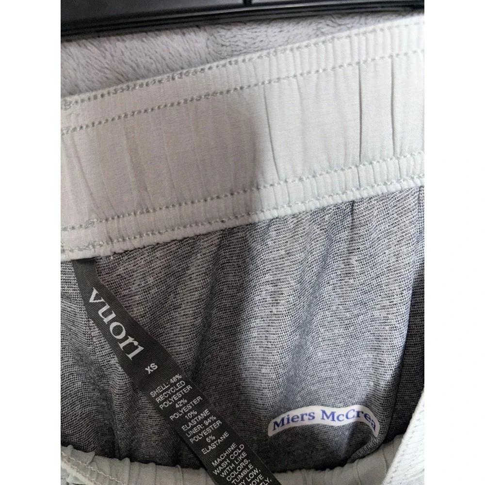 Vuori Shorts Mens XS Gray Athletic Lined Quick Dry Stretch Drawstring 7 Inch